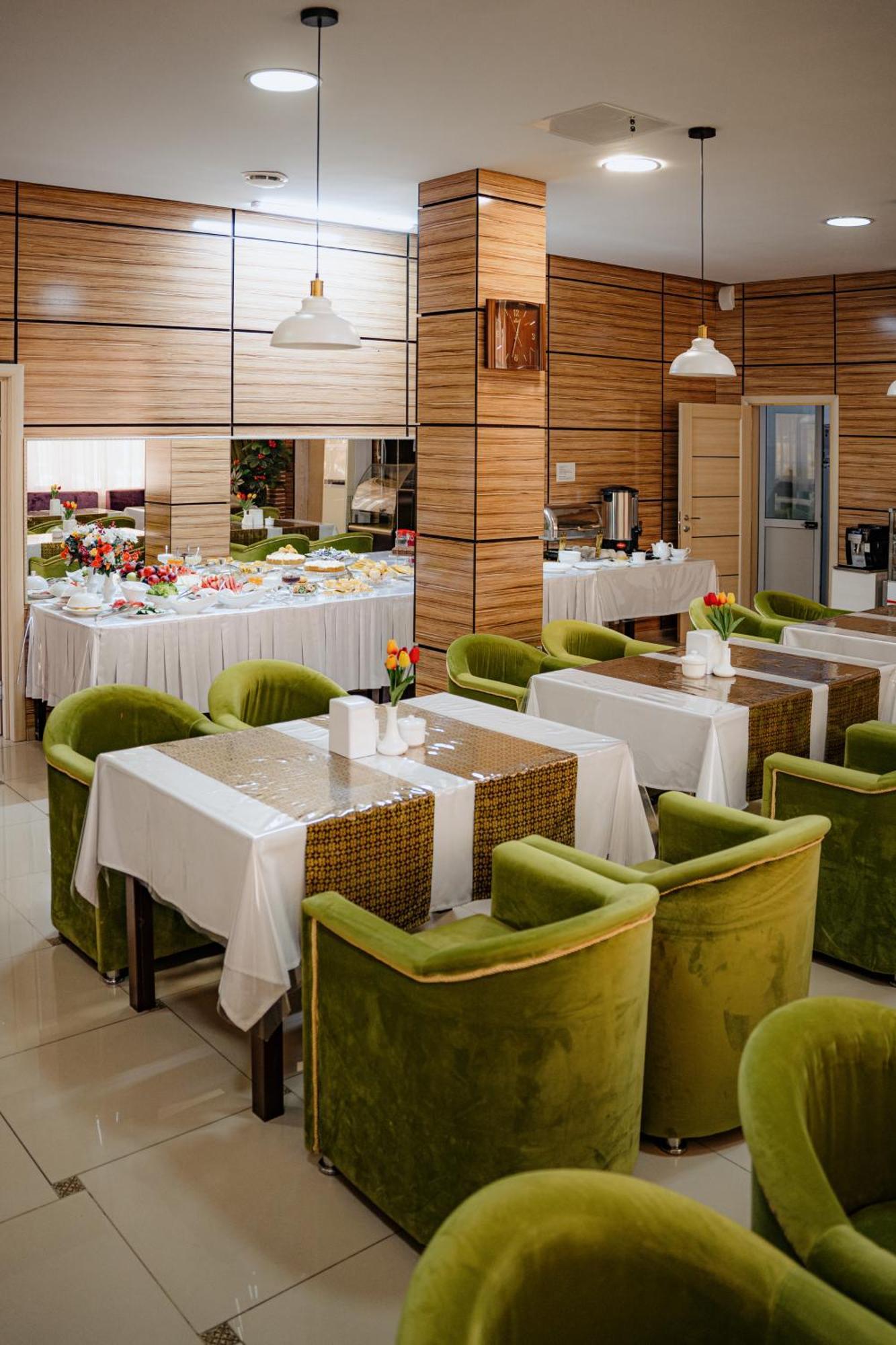 Union Plaza Hotel Астана Екстериор снимка